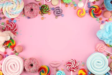 Poster Im Rahmen Bonbons mit Gelee und Zucker. Bunte Auswahl an verschiedenen Süßigkeiten und Leckereien für Kinder auf Rosa © beats_