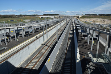 Les voies ferrées en gare TGV Sud de France à Montpellier, Hérault.