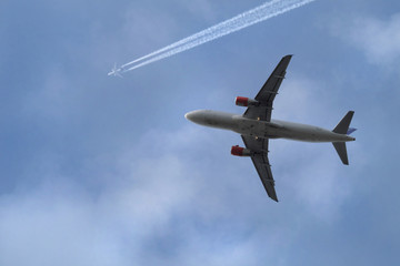 Passagierflugzeug in der Luft in geringer Höhe und Flugzeug in großer Höhe - Stockfoto