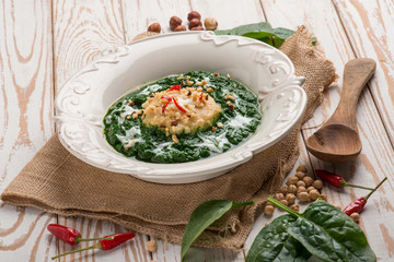 spinach and chickpeas soup with hazelnuts