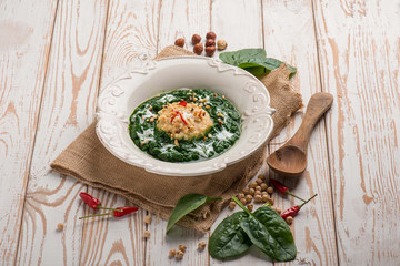 spinach and chickpeas soup with hazelnuts