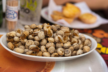 Ein Teller Schnirkelschnecken als portugiesische Delikatesse