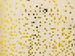 mur en petites briques carrées jaunes et dorées