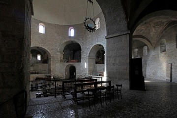 deambulatorio; interno del Duomo Vecchio a Brescia