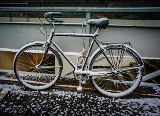 Fototapeta na wymiar Bike parked in the snow