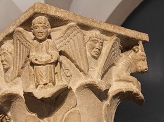 simboli degli evangelisti; capitello romanico nel museo di Santa Giulia, Brescia