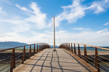 Naklejka premium symmetric bridge view sky clear daylight sea