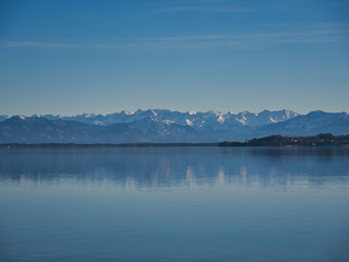 Die Berge spiegeln sich im ruhigen Wasser