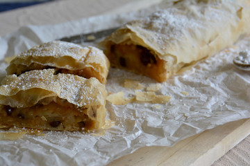 hausgemachter Apfelstrudel mit Puderzucker	