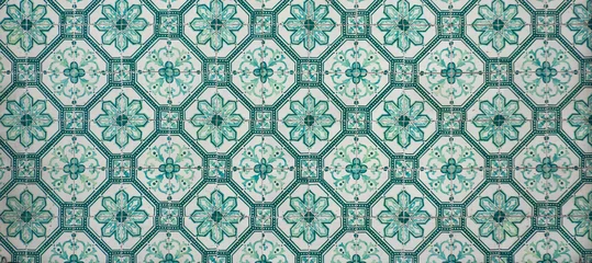 Tapeten Verzierte bunte portugiesische Fliesenstruktur in Grün und Weiß © Simon