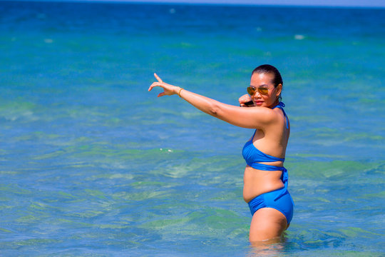 Woman showr elax with  bikini blue on water