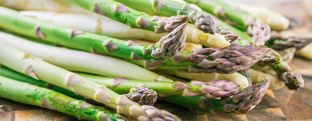 Bündel von grünem und weißem Spargel 