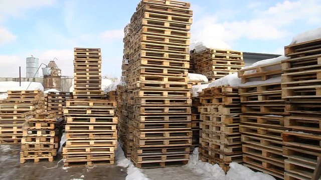 Stacks of wooden Europallets ready for use