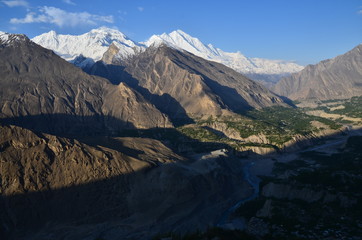 パキスタンのフンザの絶景　美しい山と村と森林と青空