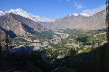 パキスタンのフンザの絶景　美しい山と村と森林と青空