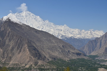 パキスタンのフンザの絶景　美しい雪山と青空　名峰ラカポシ
