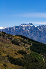 Naklejka premium peaceful landscape during sunset with calm sky above mountain range