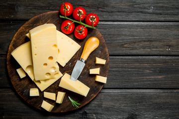 Fototapeta Fresh cheese with tomatoes and rosemary on the cutting Board. obraz