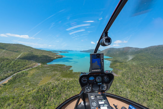 Helikopter beim Anflug einer Bucht über den Whitsunday Island