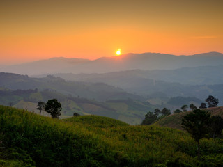 Obraz premium Sunset with mountain background