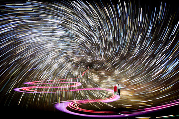 불빛 궤적 위로 걷는 사람