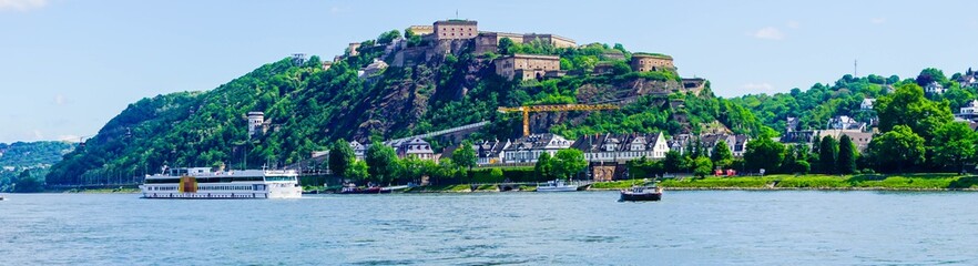 Fototapeta na wymiar Panorama Schiffe auf Rhein vor Festung Ehrenbreitstein Koblenz