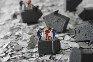 災害で壊れた家屋と瓦礫を見つめる人々