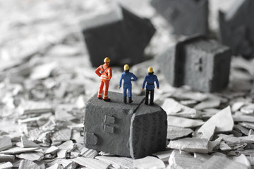 災害で壊れた家屋と瓦礫を見つめる人々