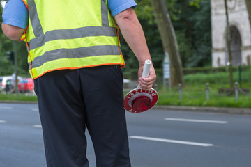 Polizeibeamter mit Haltkelle