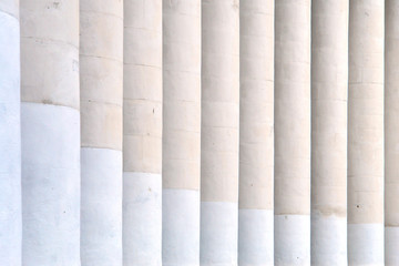 Columns and visual rhythm