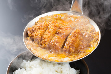 かつ丼の料理シーン