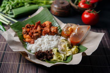 Nasi kukus ayam berempah
