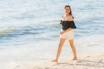 Portrait beautiful young asian woman happy and smile on the beach sea and ocean