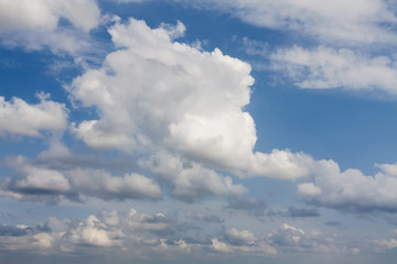 Obraz premium Blue sky with clouds on a sunny day.