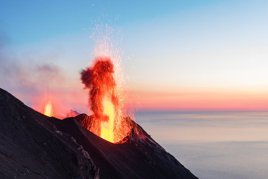 Eruzione del vulcano Stromboli, Italia