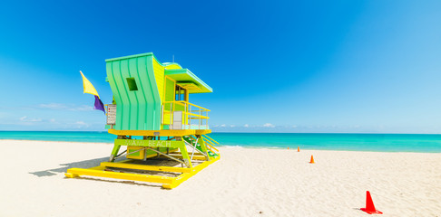 Naklejka premium Green lifeguard tower in Miami Beach on a clear day