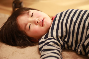 泣く男の子