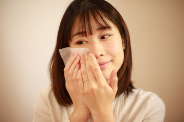あぶらとり紙を使う女性