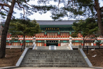 Obraz premium hwanghwajeong ryu pavilion. the chinese character says hwanghwajeong ryu