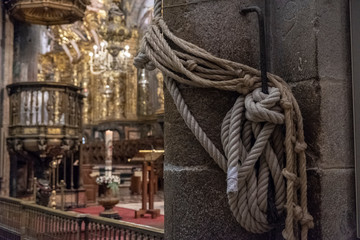 Seile des Botafumeiro in der Kathedrale von Santiago de Compostela, An diesen Seilen hängt der große Weihrauchkessel der regelmäßig geschwungen wird. 