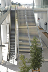Le choix, escalier roulant ou escalier fixe