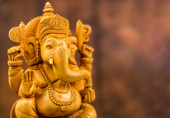 Fototapeta na wymiar Ganesha statue with wooden background