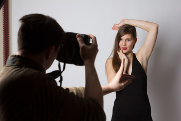 junge schöne frau als model beim Fotoshooting Fotograf Fots knipsen Posing