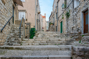 Escaliers en pierre dans la vieille ville médiévale de Dubrovnik en Croatie