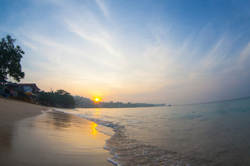Fototapeta na wymiar beautiful vivid sunrise on Sri Lanka beach.