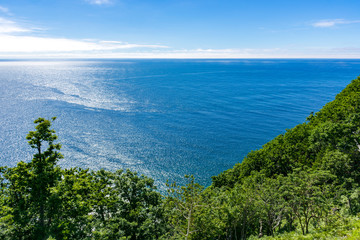 Obraz premium 北海道 知床 プユニ岬付近よりウトロの海を望む