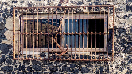 Verlassene Hütte aus Lavagestein am Meer