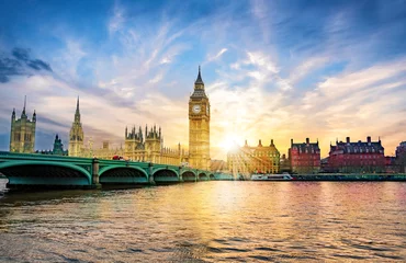 Poster Stadsgezicht van Londen met de Big Ben en de City of Westminster Abbey-brug in zonsonderganglicht, in het Verenigd Koninkrijk van Engeland © cristianbalate