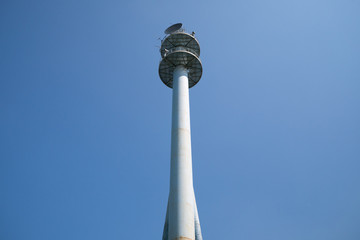 Obraz premium An antenna tower in the sky