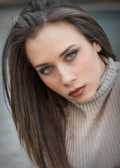 Obraz premium Primo piano di una bella ragazza con gli occhi azzurri